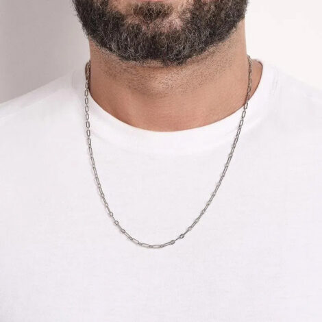 Foto de modelo homem de pele clara usando o cordão elo cadeado lixado da Coleção Homem da marca Rommanel revendida pela loja Brilho Folheados. Código 332324