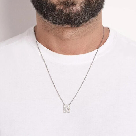 Foto de modelo homem de pele clara usando o Escapulário estrela hexagrama da Coleção Homem da marca Rommanel revendida pela loja Brilho Folheados. Código 332332