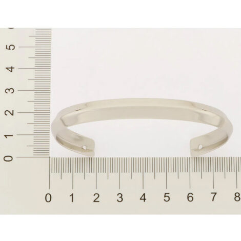 Foto com imagem de régua medindo o bracelete masculino prateado, comercializado pela Brilho Folheados. Código 352016