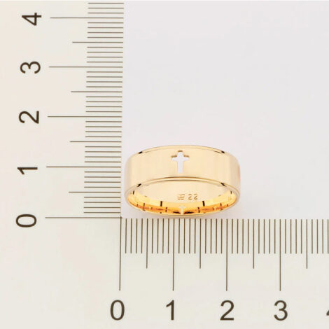Foto com imagem de régua medindo o anel masculino cruz dourado da Coleção Homem da marca Rommanel. Código 513231