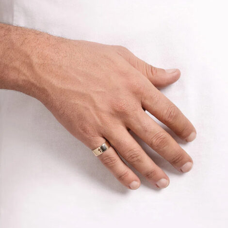 Foto de modelo homem de pele clara usando o anel masculino cruz dourado da marca Rommanel. Código 513231