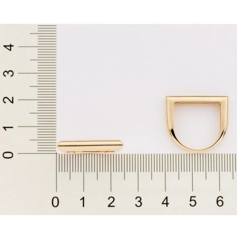 Foto com imagem de régua medindo anel abaulado formato reto da Rommanel revendido pela loja Brilho folheados. Código 513317