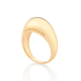 Foto fundo branco do anel abaulado com escrita prosperidade Rommanel folheado a ouro e antialérgico da marca Rommanel. Código 513318
