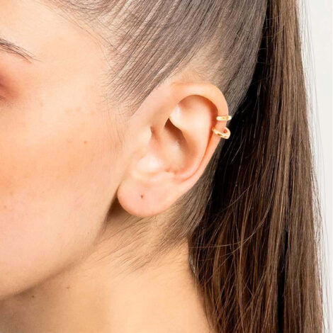 Foto de modelo de pele clara usando duas argolas de cartilagem na orelha. Coleção Alto Verão. Código 527084