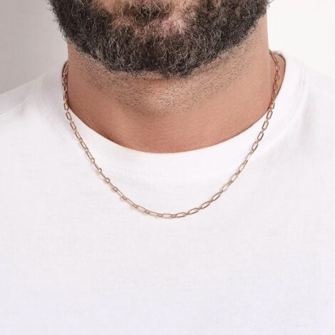 Foto de modelo homem de pele clara usando o cordão elo cadeado lixado da Coleção Homem da marca Rommanel revendida pela loja Brilho Folheados. Código 532324