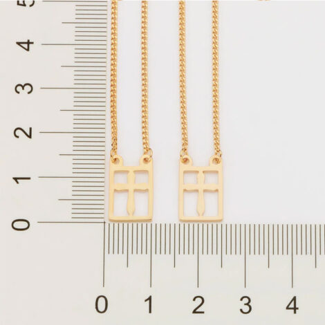Foto com imagem de régua medindo o escapulário cruz vazada da Coleção Homem da marca Rommanel. Código 532331