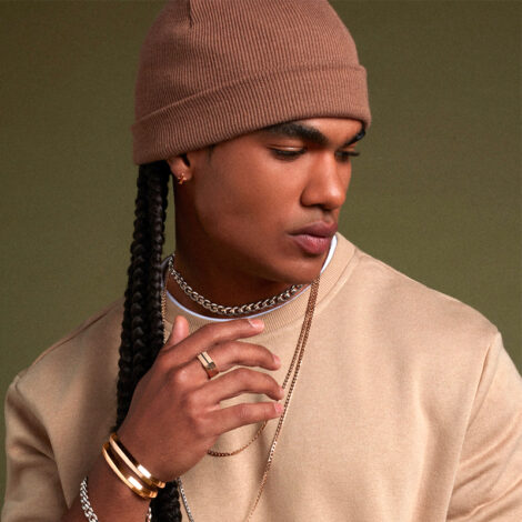 Foto de modelo homem de pele negra usando o bracelete masculino dourado. Código 552016