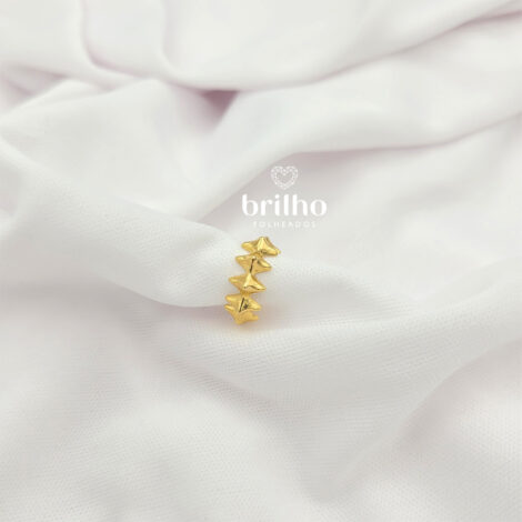 Foto fundo neutro brinco piercing losangos spike moderno folheado a ouro da marca Sabrina Joias. Código 1690509