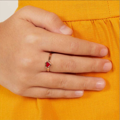 Foto mão de modelo infantil usando o anel coração com aplicação de resina folheado a ouro e antialérgico. Código 512807