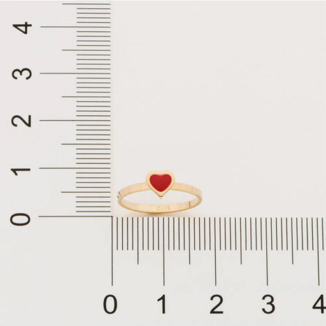 Foto com imagem de régua medindo anel infantil coração com resina folheado a oro, cor dourado, da marca Rommanel revendido loja Brilho Brilho Folheados. Código 512807