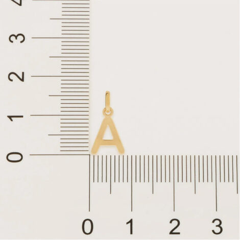 Foto com imagem de régua medindo pingente letra A liso folheado a ouro, cor dourado, da marca Rommanel. Código 542030-A
