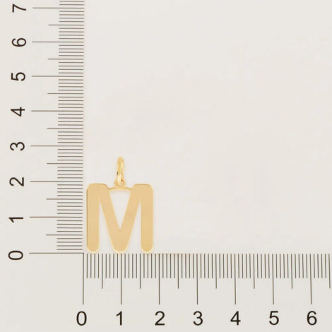Foto com imagem de régua medindo o pingente letra M folheado a ouro da marca Rommanel. Código 542134-M