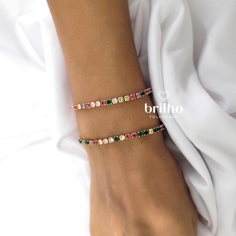Foto de braço de modelo de pele clara usando pulseira Riviera com zircônias coloridas. Código 551680