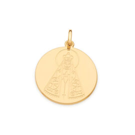Foto fundo branco do pingente medalha Nossa Senhora Aparecida folheado a ouro, cor dourado, da marca Rommanel revendido pela loja Brilho Folheados, loja se encontra no bairro da Lapa em São Paulo. Código 542322