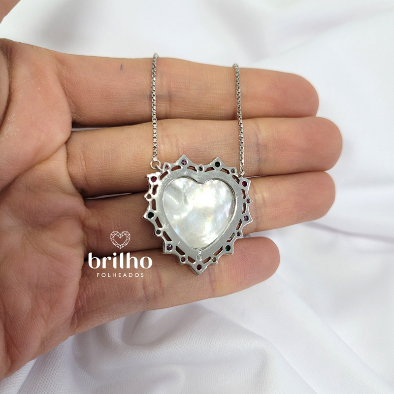 Foto colar coração madrepérola prateado folheado a ródio branco da marca Sabrina Joias revendido pela Brilho Folheados. Código R1900710