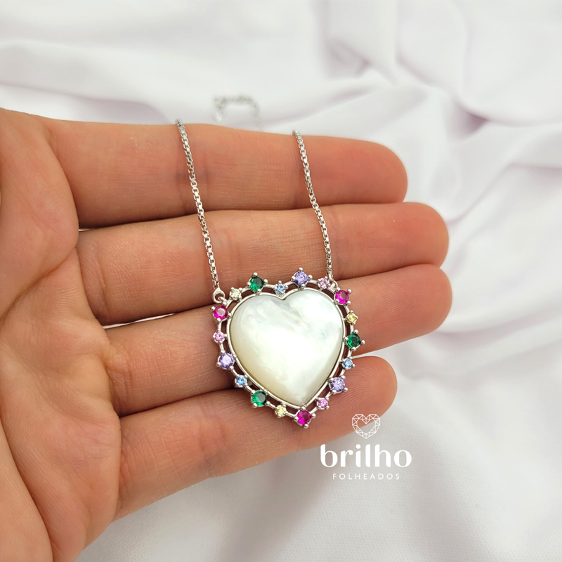Foto colar coração madrepérola prateado folheado a ródio branco da marca Sabrina Joias revendido pela Brilho Folheados. Código R1900710