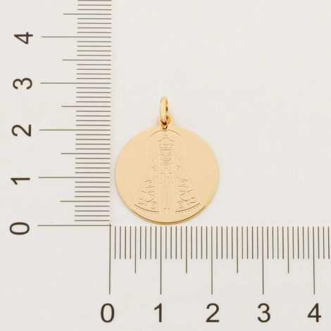 Foto com imagem de régua medindo a Medalha Nossa Senhora Aparecida com oração Ave Maria em seu verso. Código 542322