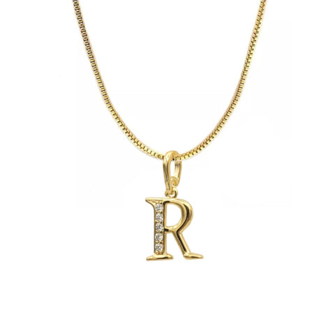 Foto fundo branco do colar pingente letra R com zircônias banhado a ouro, cor dourado. Código 1CV0845E5-1800855-R