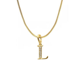 Foto fundo branco do colar pingente letra L com zircônias banhado a ouro, cor dourado. Código 1CV0845E5-1800855-L