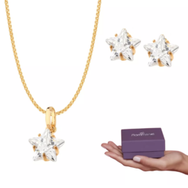 Foto de fundo branco contendo corrente feminina modelo veneziana com pingente de estrela em zircônia branca, par de brinco de estrela em zircônia branca, e uma mão feminina segurando uma caixa de presente quadrada e roxa rommanel.